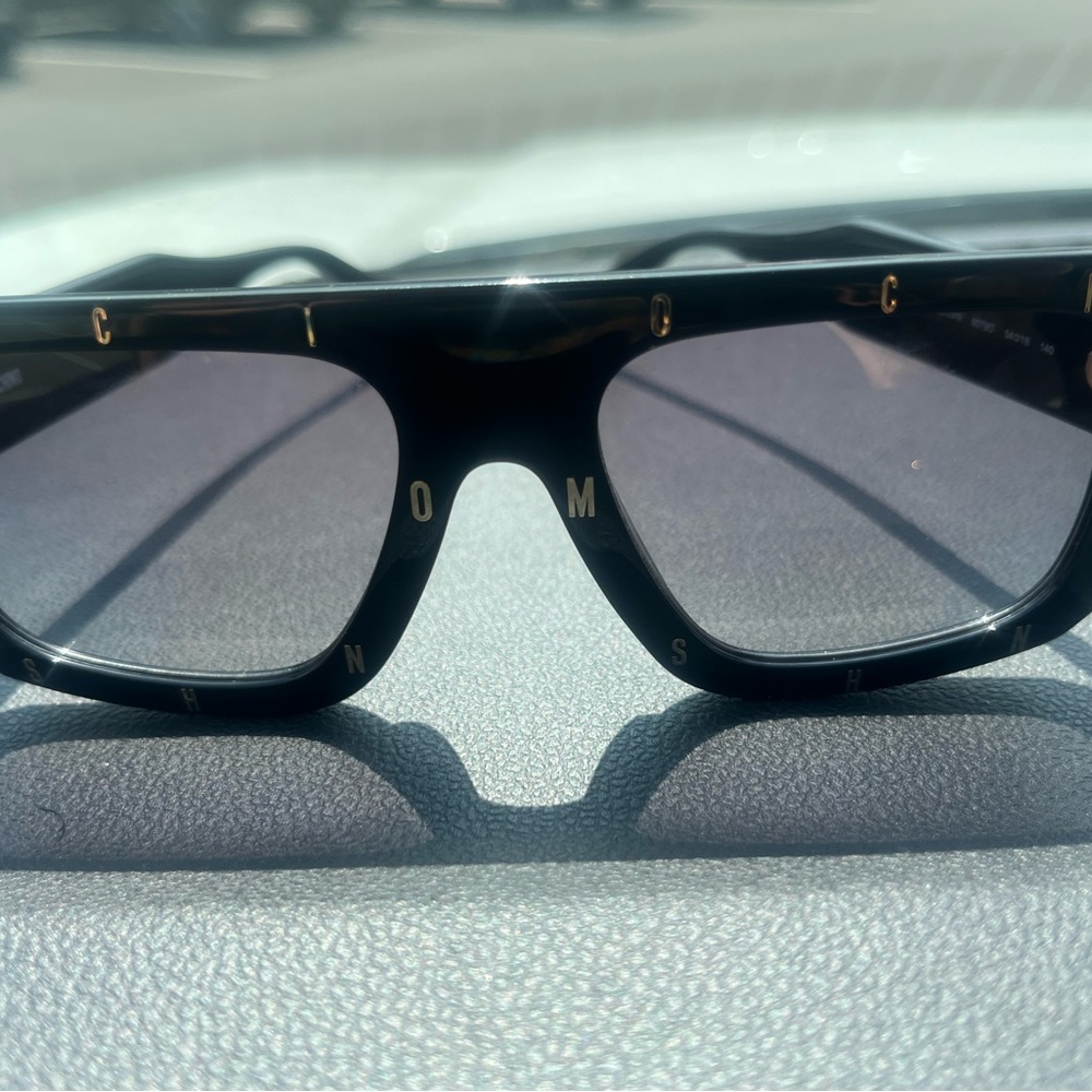 Chic Black Moschino sunglasses